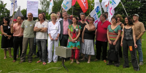Pose de la 1e pierre : membres du collectif et candidats de la 6e circonscription... - 167.5 ko