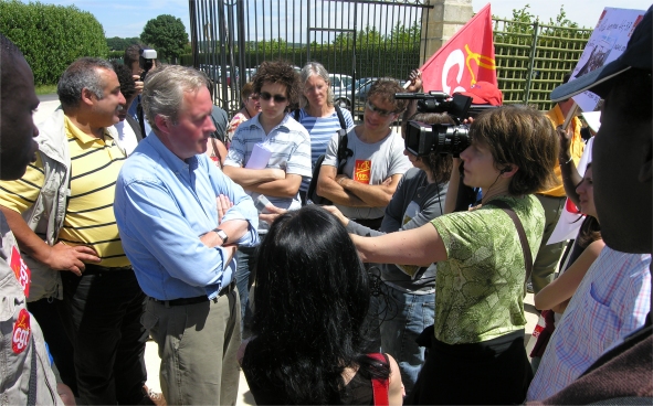 Patron cern par manifestants et mdias... - 200.8 ko